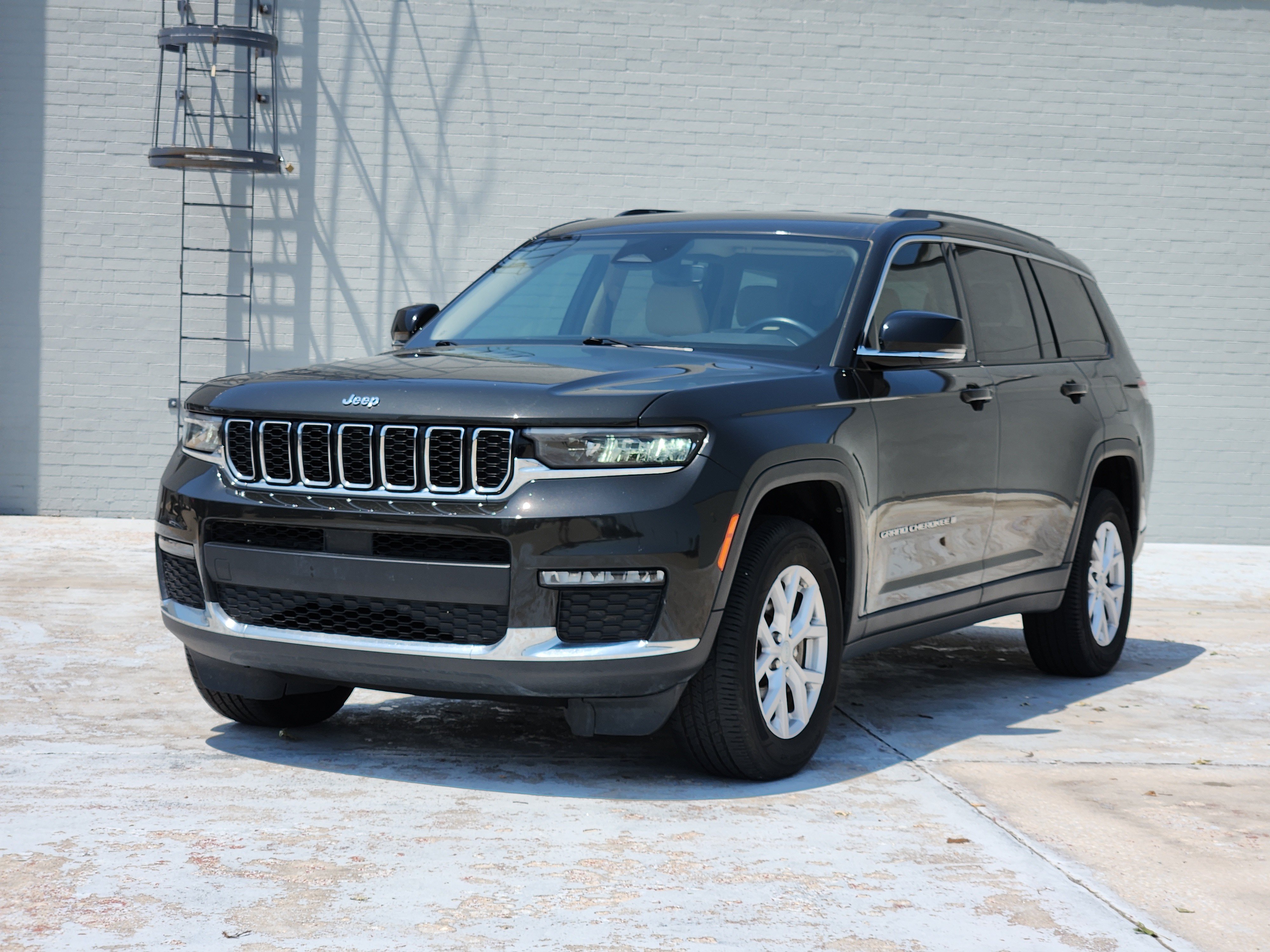 Used 2021 Rocky Mountain Pearlcoat Jeep Limited image 4