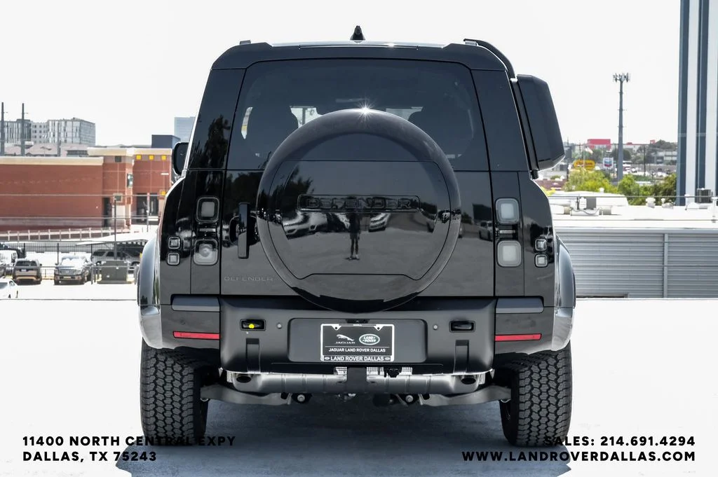 New 2026 Santorini Black Metallic Land Rover X-Dynamic SE image 7