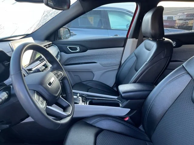 Used 2024  Jeep Latitude image 10