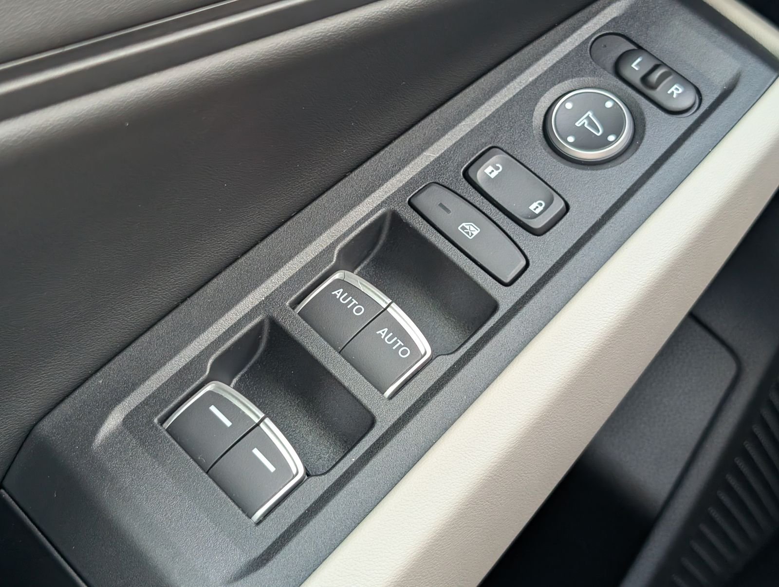 Used 2025 White Honda SE image 17