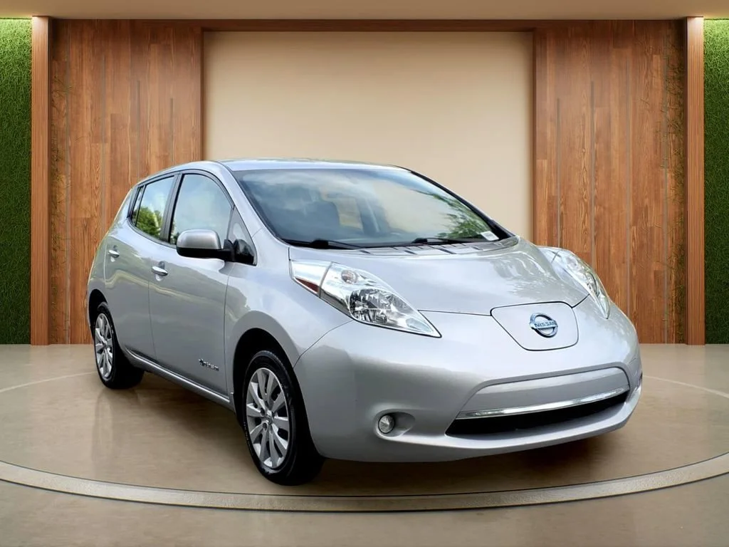 2016 Nissan Leaf's photo
