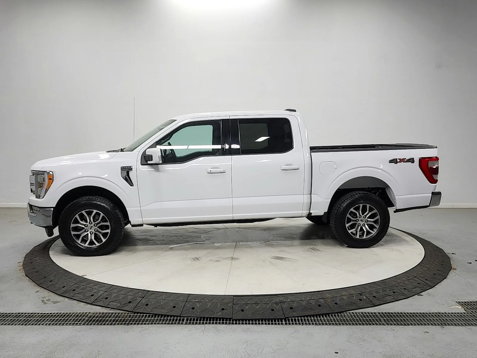 Used 2021 White Ford Lariat image 4