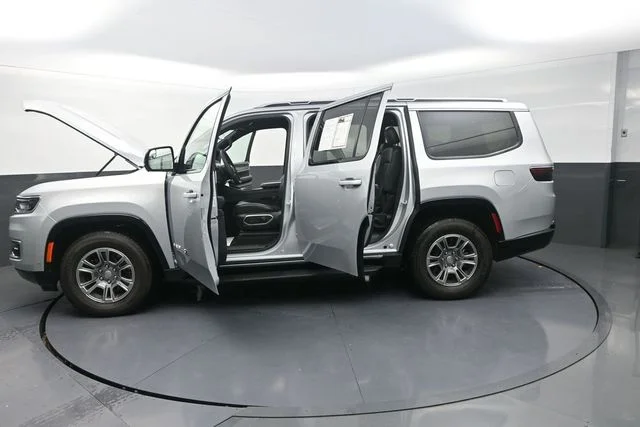 Used 2023 Silver Jeep Base image 33
