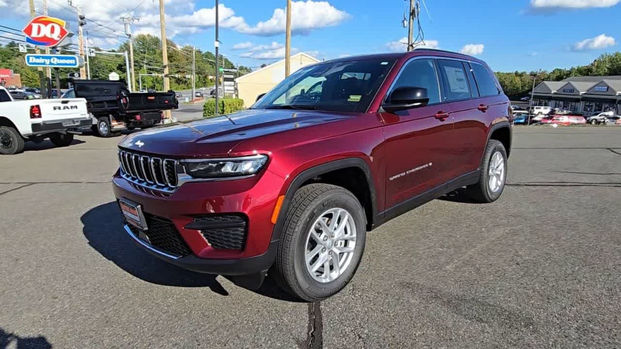 Used 2025 Velvet Red Pearlcoat Jeep Laredo X image 4