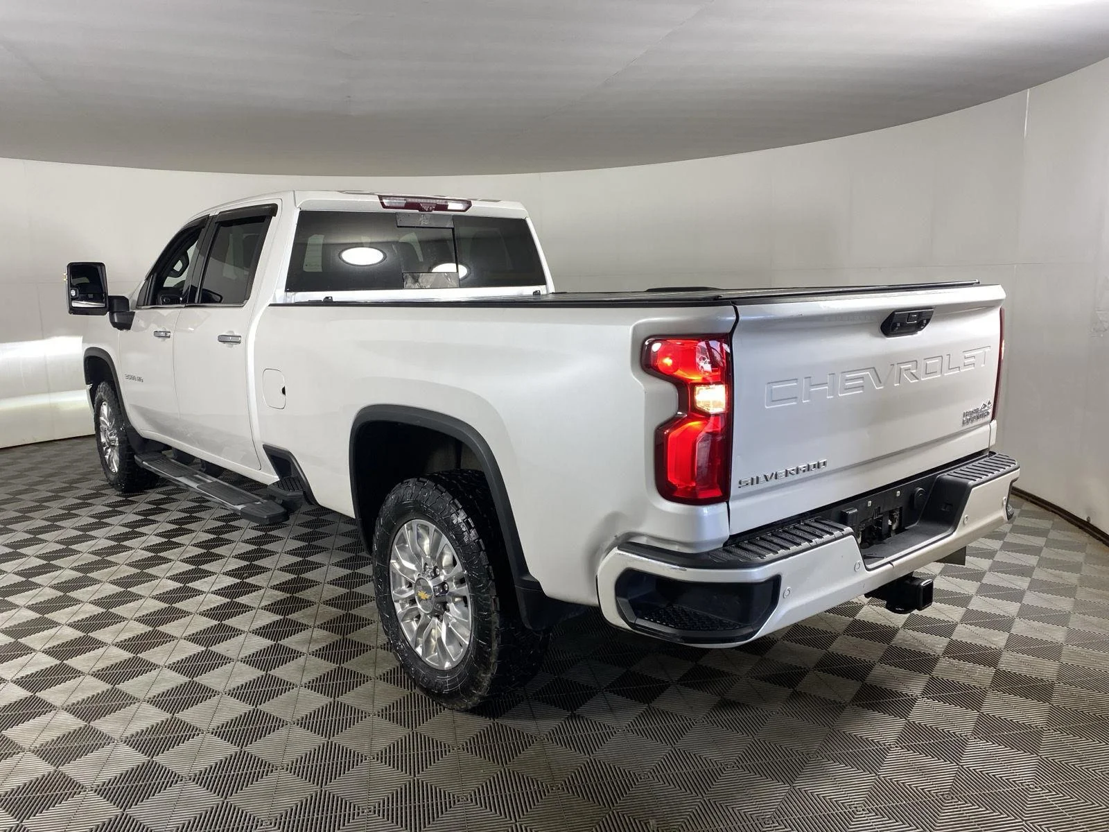 Used 2021 Iridescent Pearl Tricoat Chevrolet High Country image 5