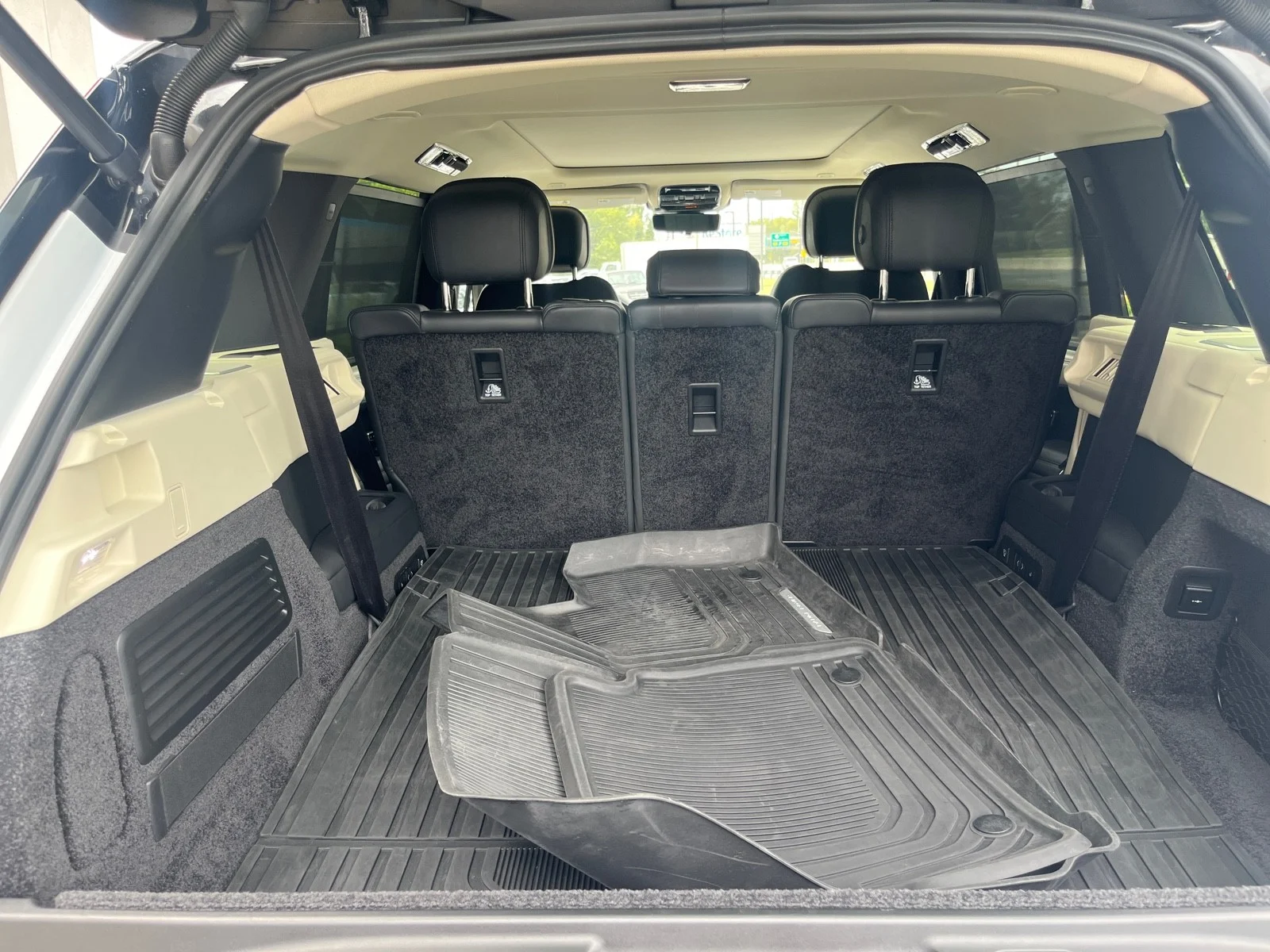 Used 2022 Fuji White Land Rover SE AWD image 11