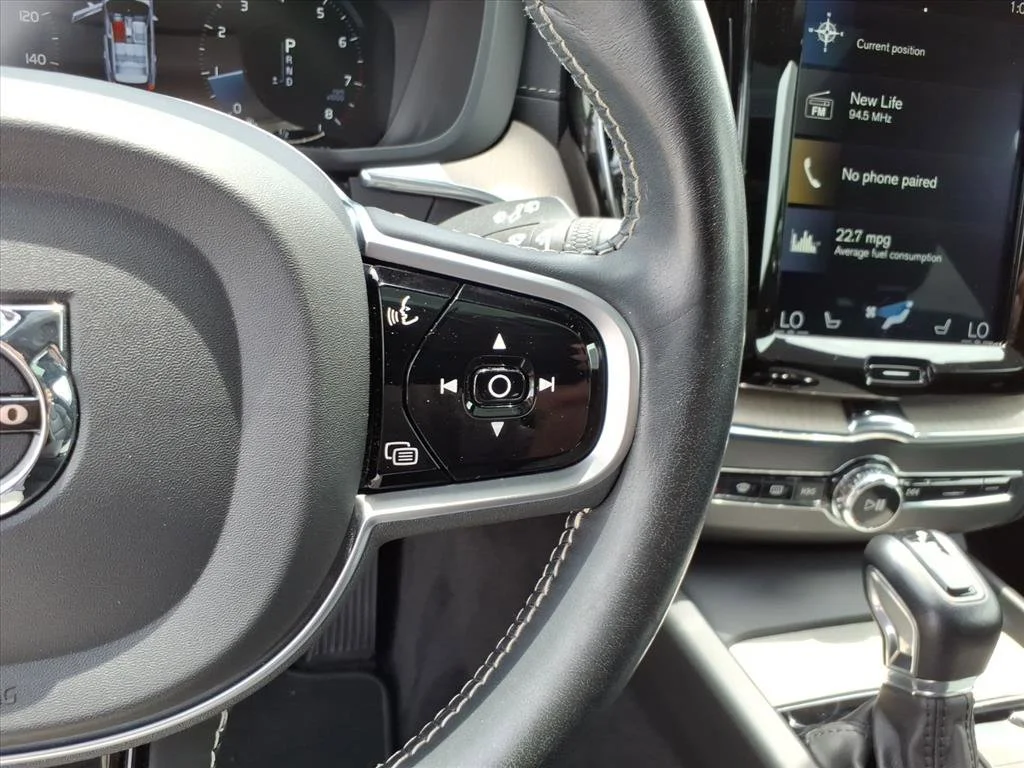 Used 2020 Bright Silver Metallic Volvo Inscription image 17