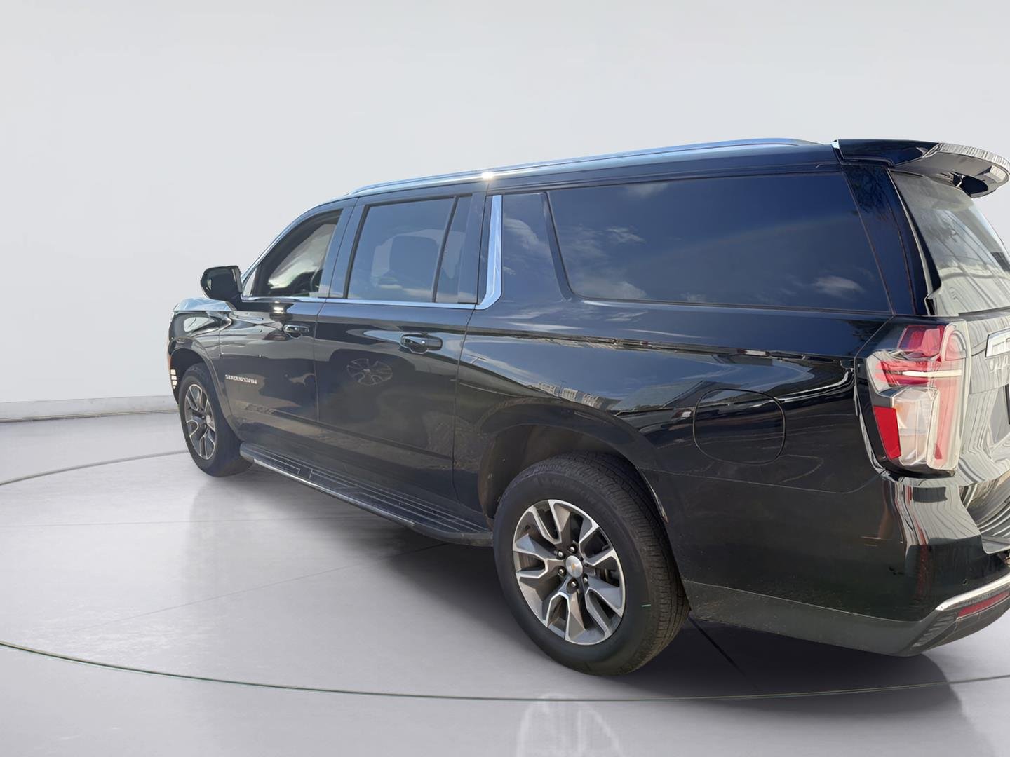 2024 Chevrolet Suburban photo 4 of 5