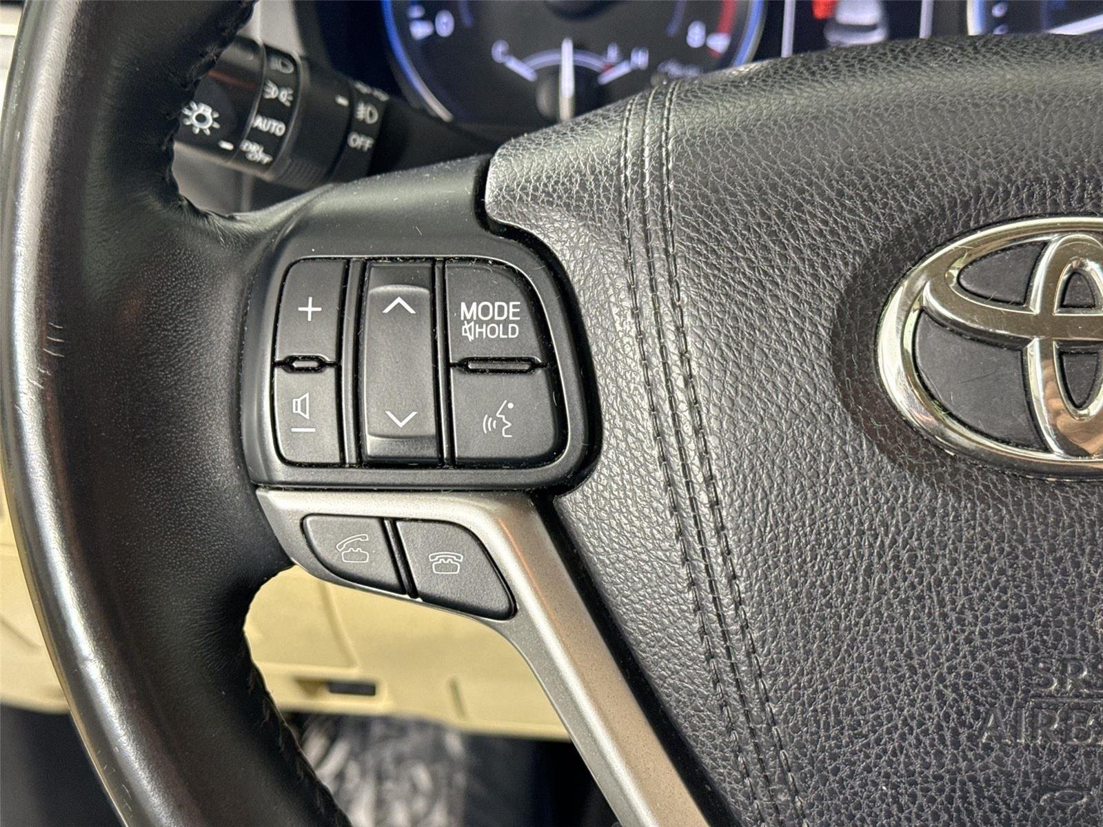 Used 2016 Blizzard Pearl Toyota Limited image 18