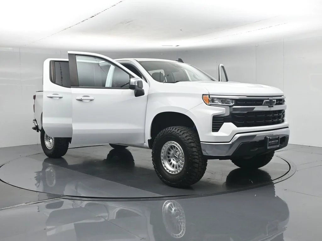 Used 2023 White Chevrolet LT image 35