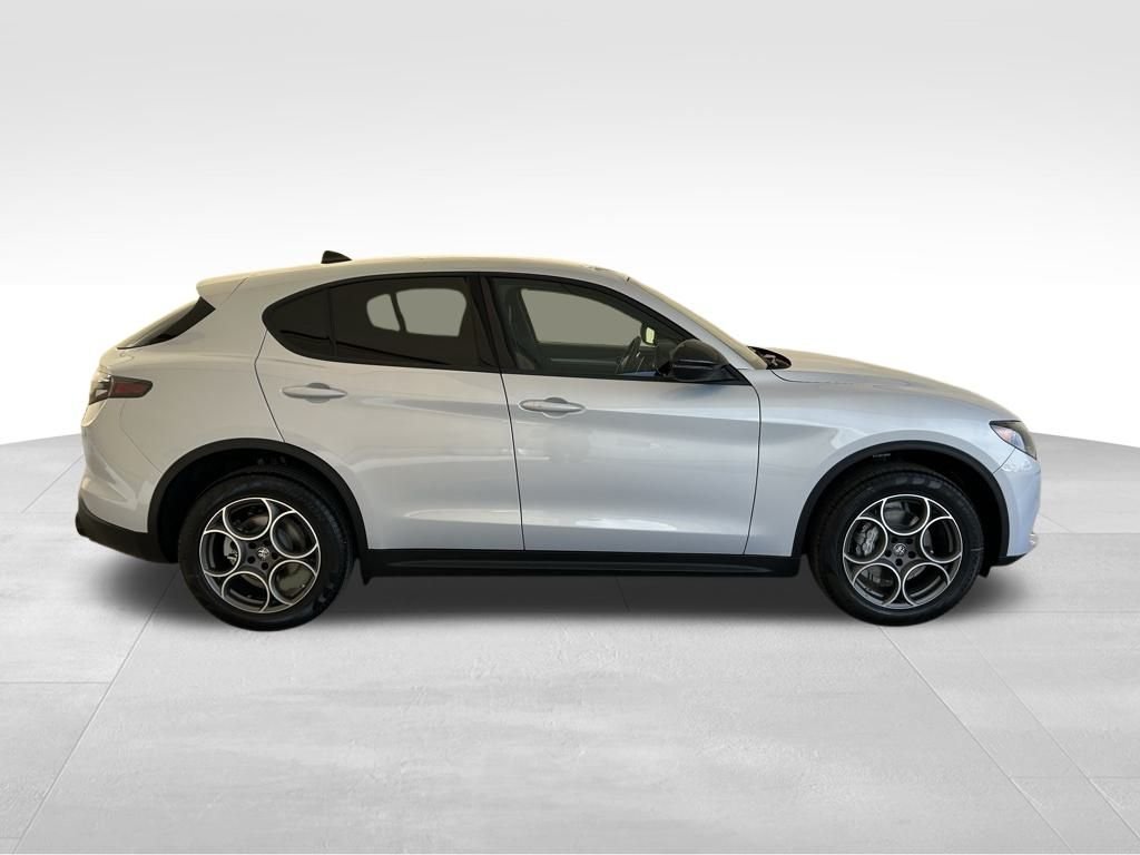 New 2025 Moonlight Gray Metallic Exterior Paint Alfa Romeo Base image 4