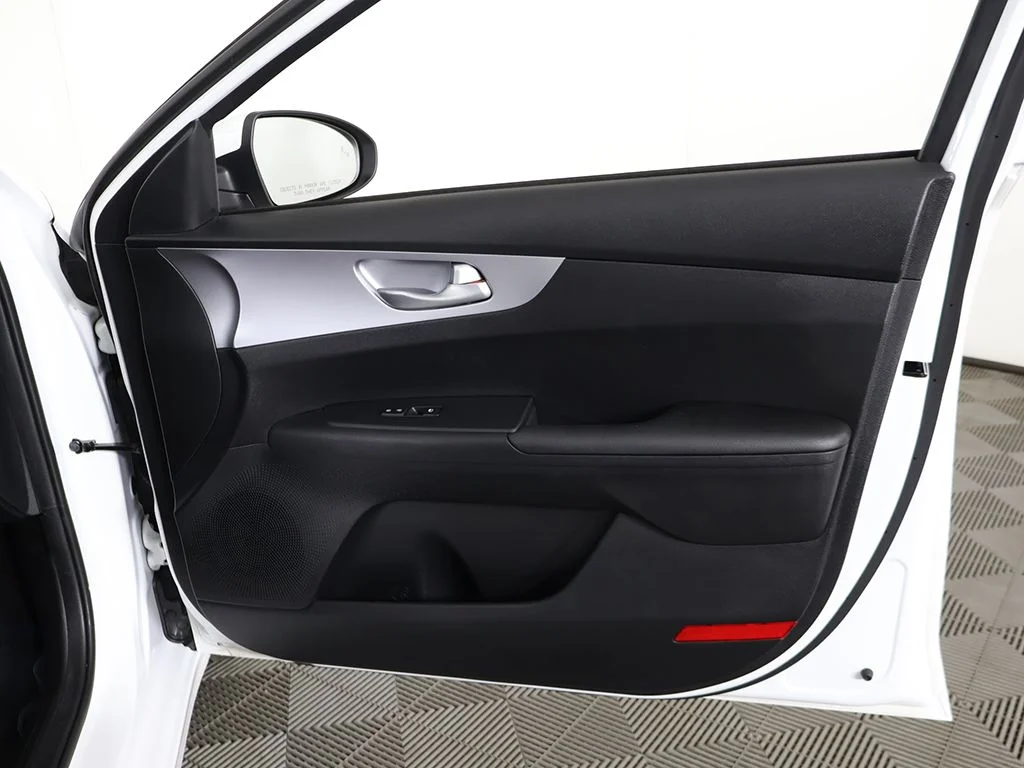 Used 2022 White Kia LXS image 22