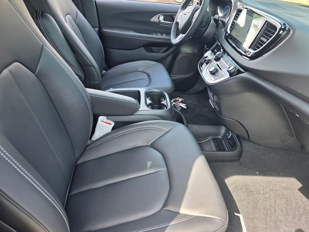 New 2026 Bright White Clear-Coat Exterior Paint Chrysler LX image 12