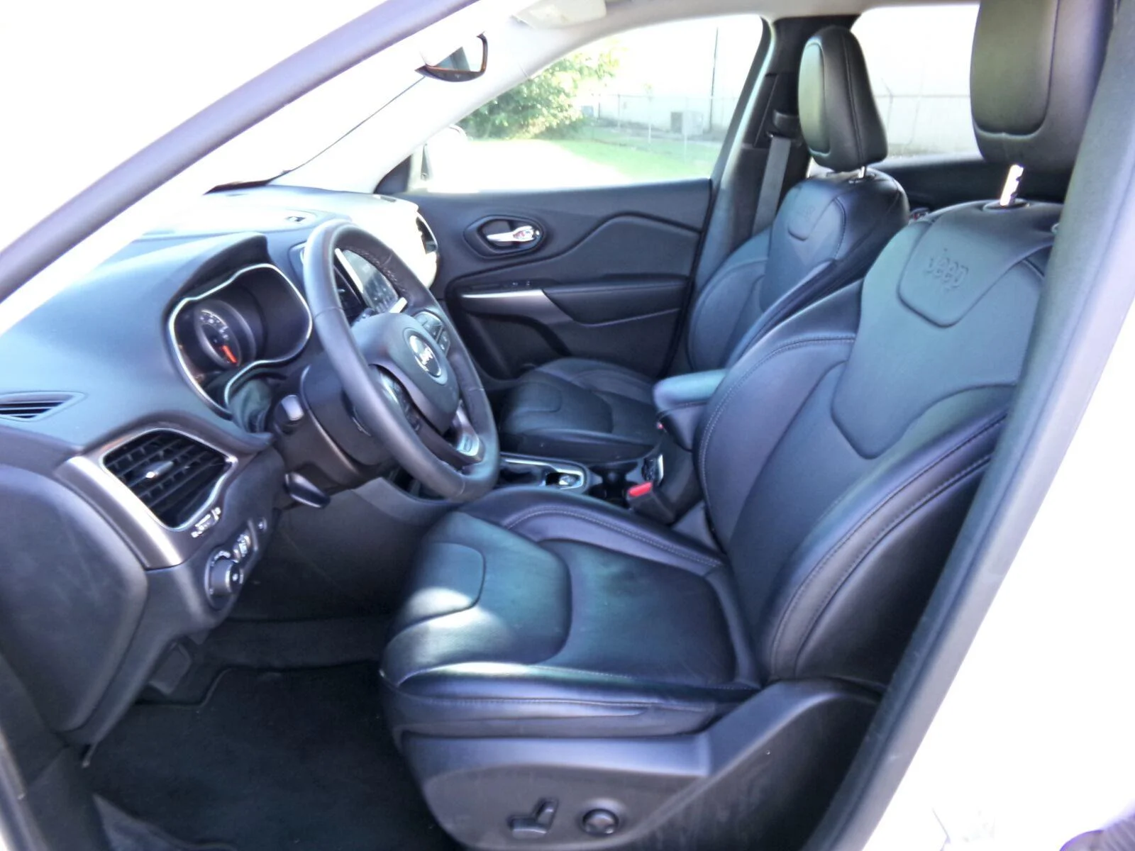 Used 2022 Bright White Clearcoat Jeep Limited image 13