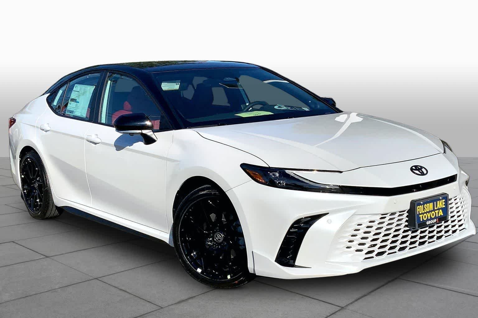 New 2026 Wind Chill Pearl with Midnight Black Metallic roof Toyota XSE image 2