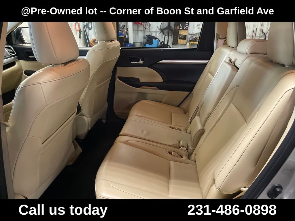 Used 2015  Toyota XLE V6 image 26