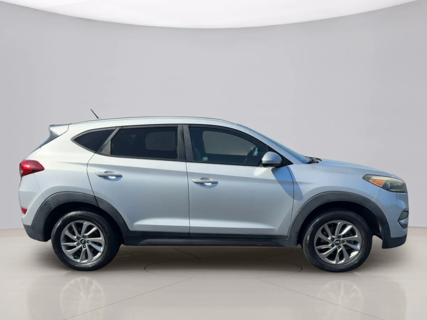 Used 2016 Silver Hyundai SE image 6