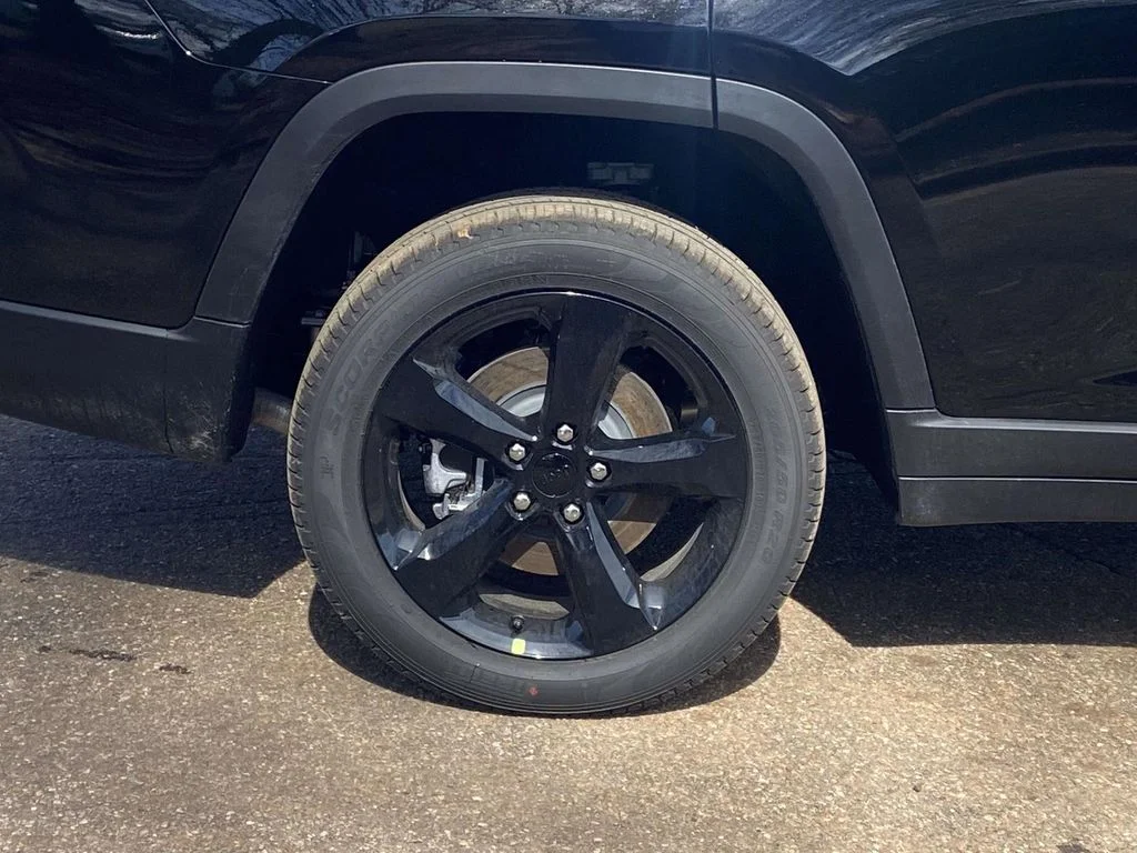 New 2026 Diamond Black Crystal Pearl-Coat Exterior Paint Jeep Limited image 8