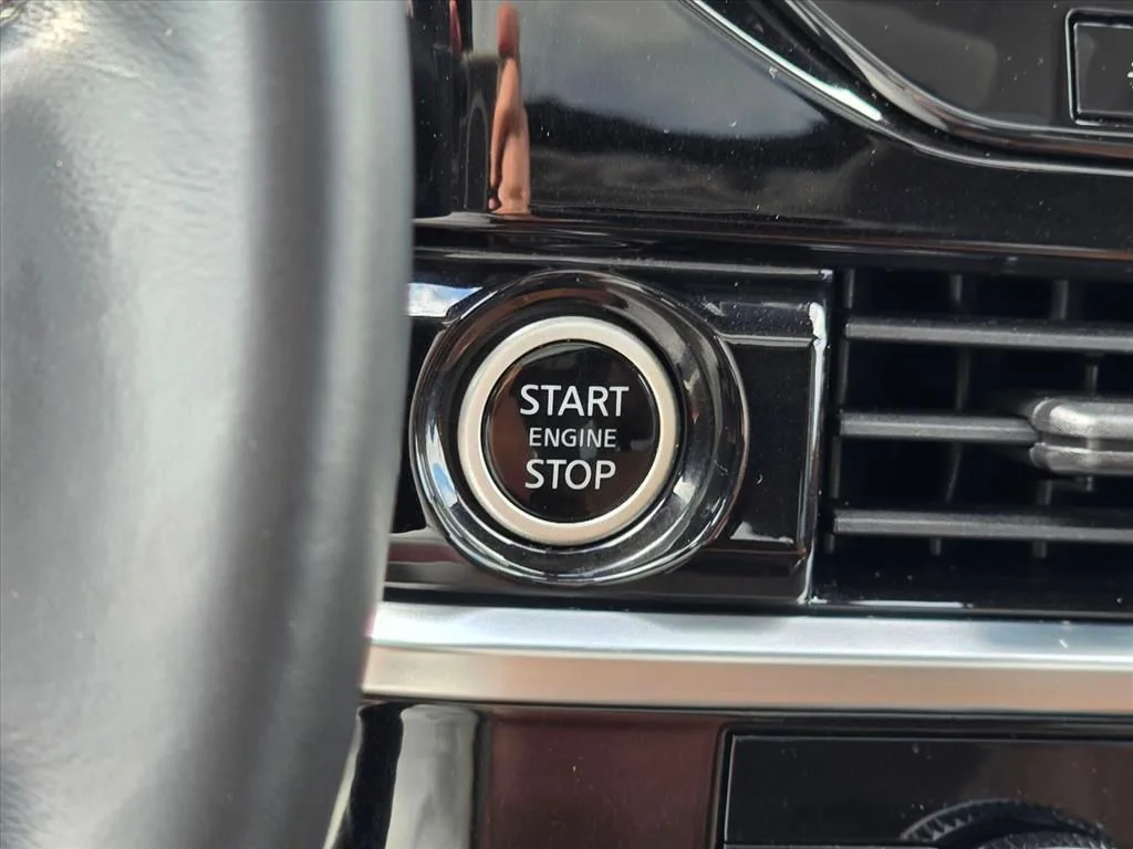 Used 2022 White Nissan Platinum image 19