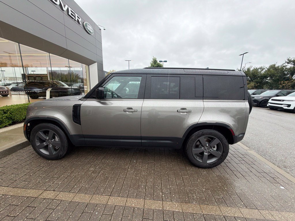 Certified Used 2025 Silicon Silver Premium Metallic Land Rover S image 8