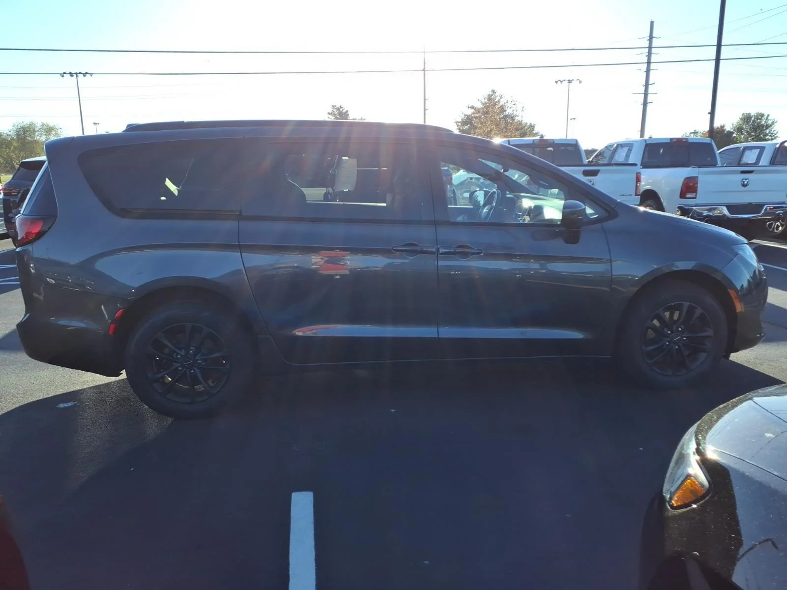 Used 2020 Granite Crystal Metallic Clearcoat Chrysler Launch Edition image 29