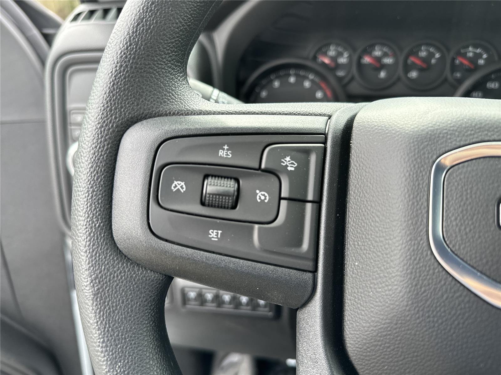 New 2025 Summit White GMC Pro image 25