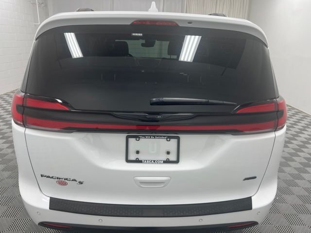 Used 2022 White Chrysler Touring L image 7