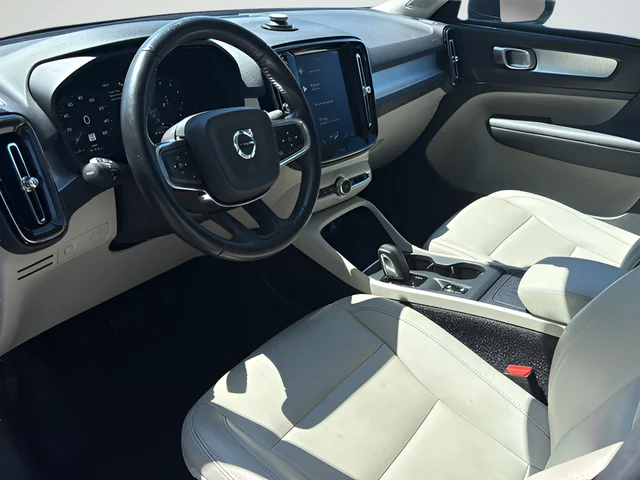 Used 2021 Blue Volvo Momentum image 9