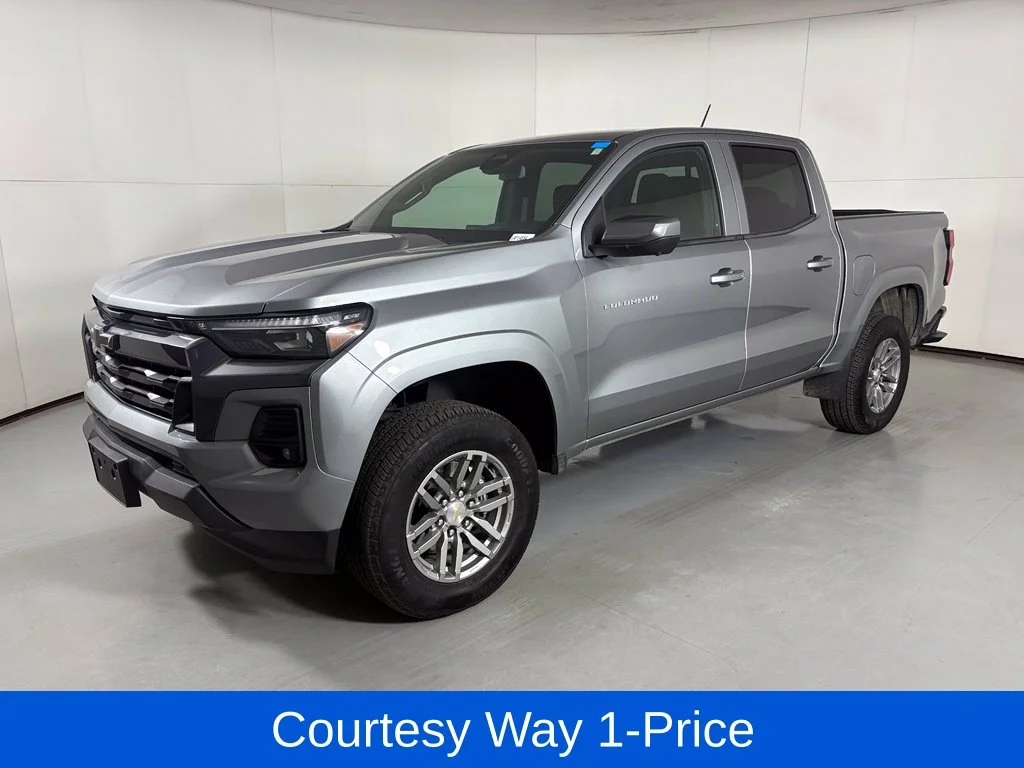 Used 2025 Gray Chevrolet LT image 5