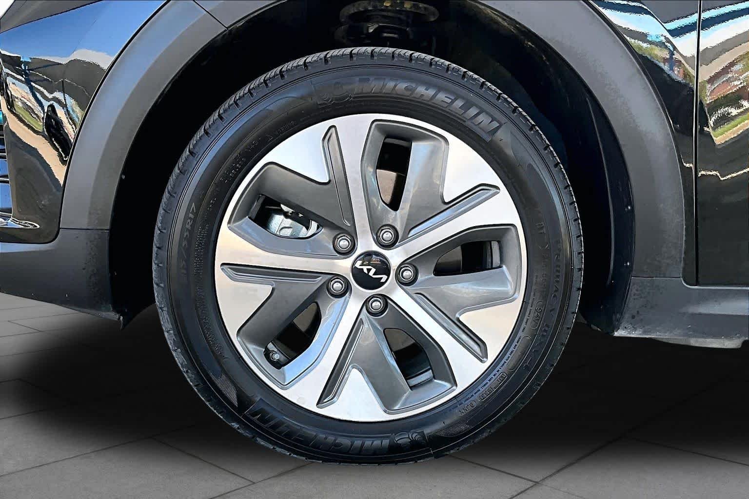 Used 2022 Aurora Black Pearl Kia EX image 10