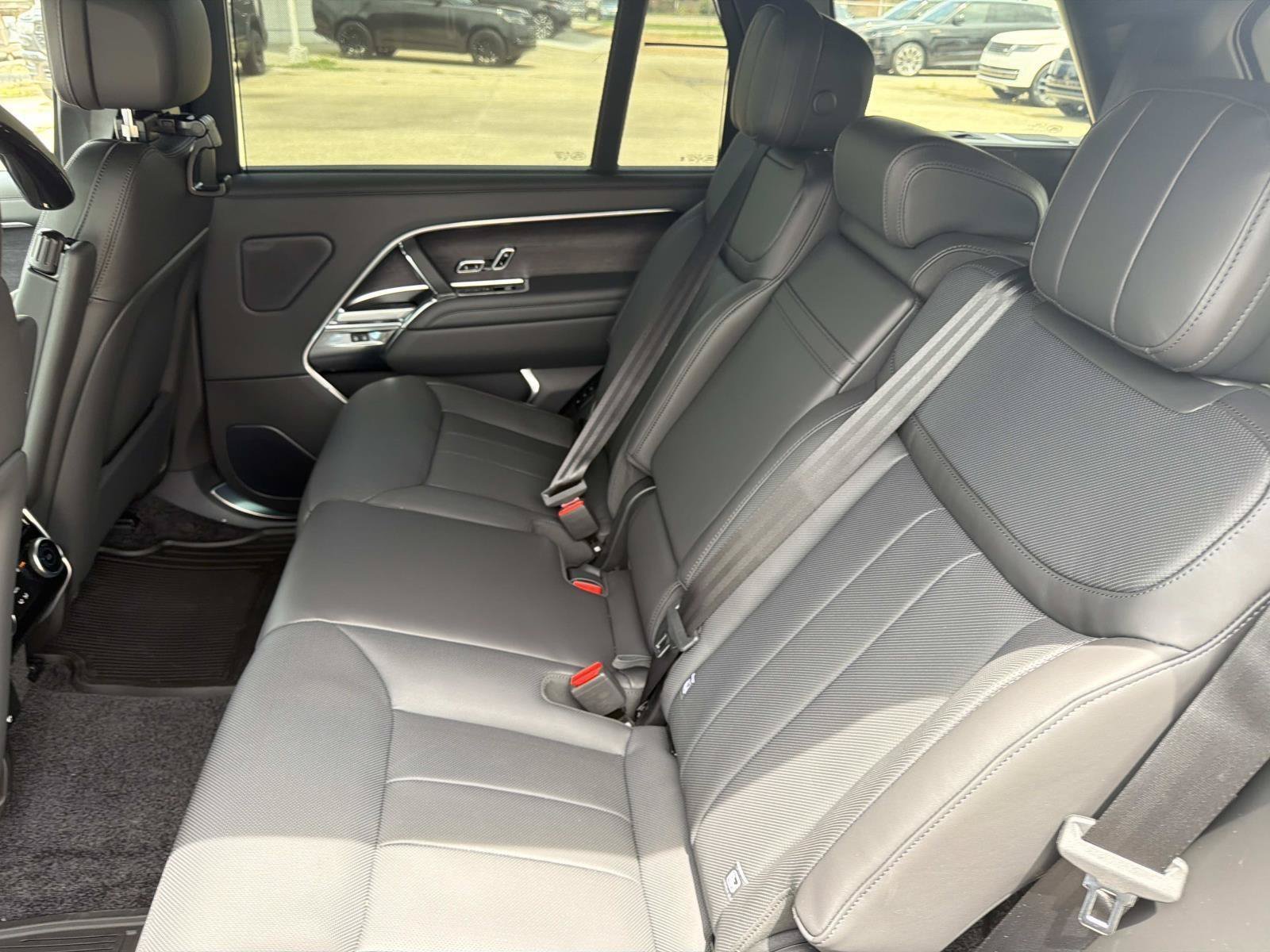 New 2026 Eiger Grey Land Rover SE image 9