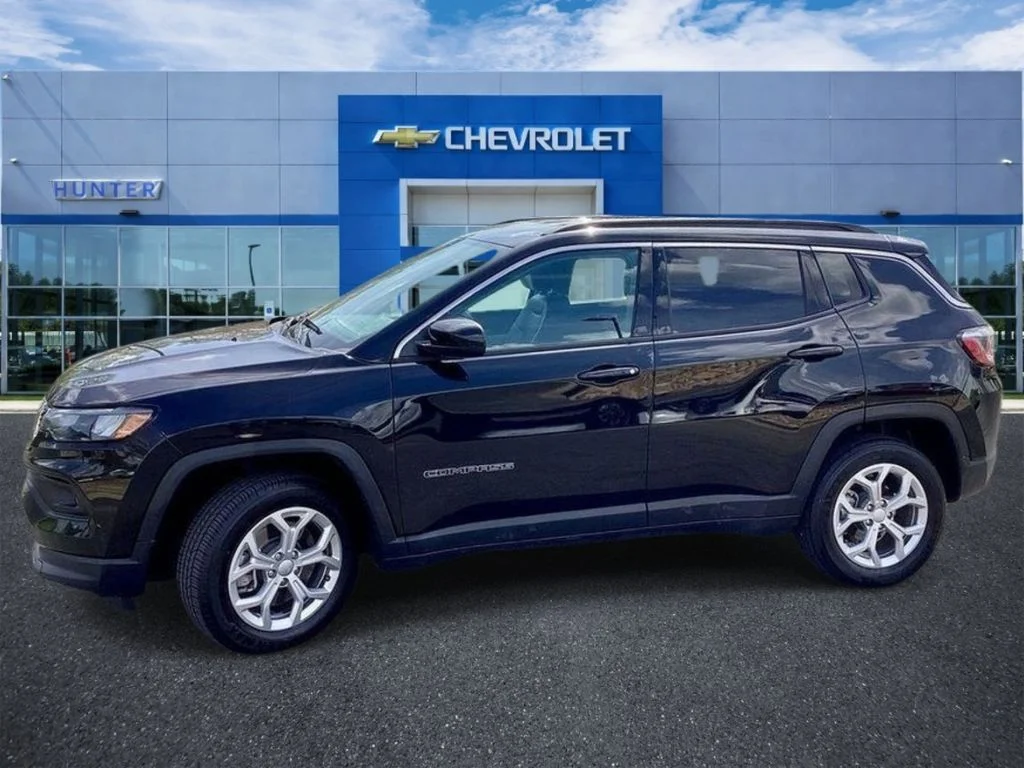 Used 2024 Diamond Black Crystal Pearlcoat Jeep Latitude image 6