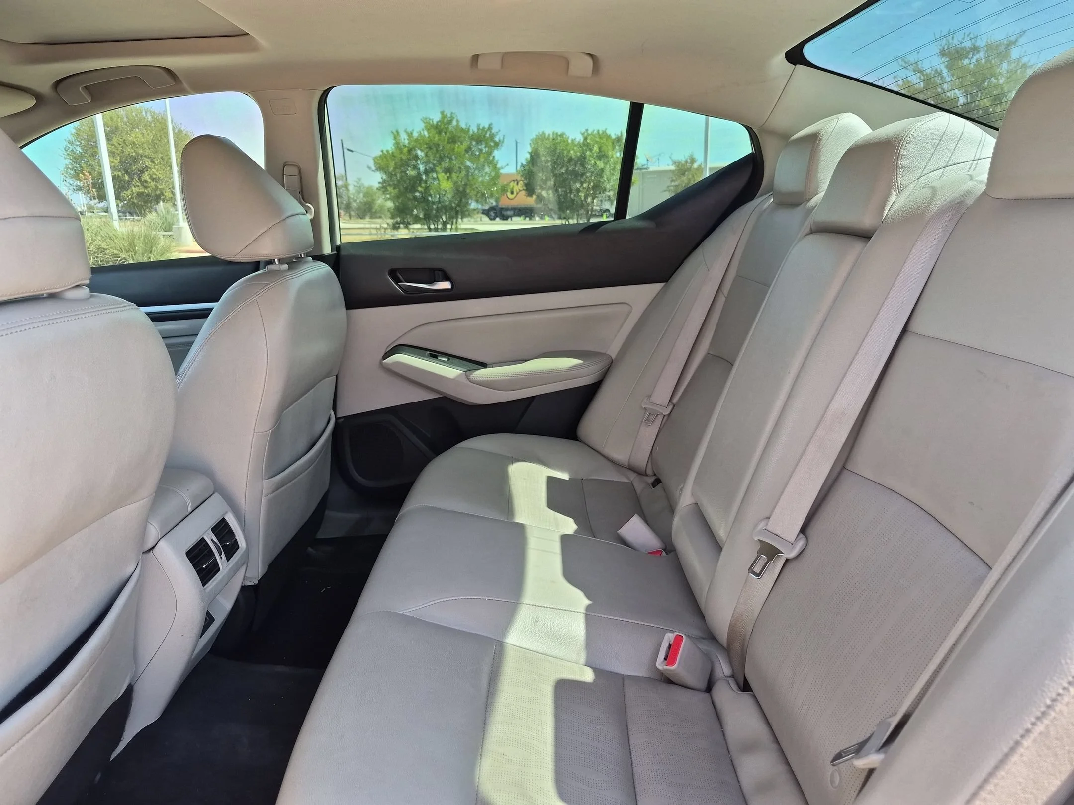 Used 2019 White Nissan 2.5 Platinum image 22