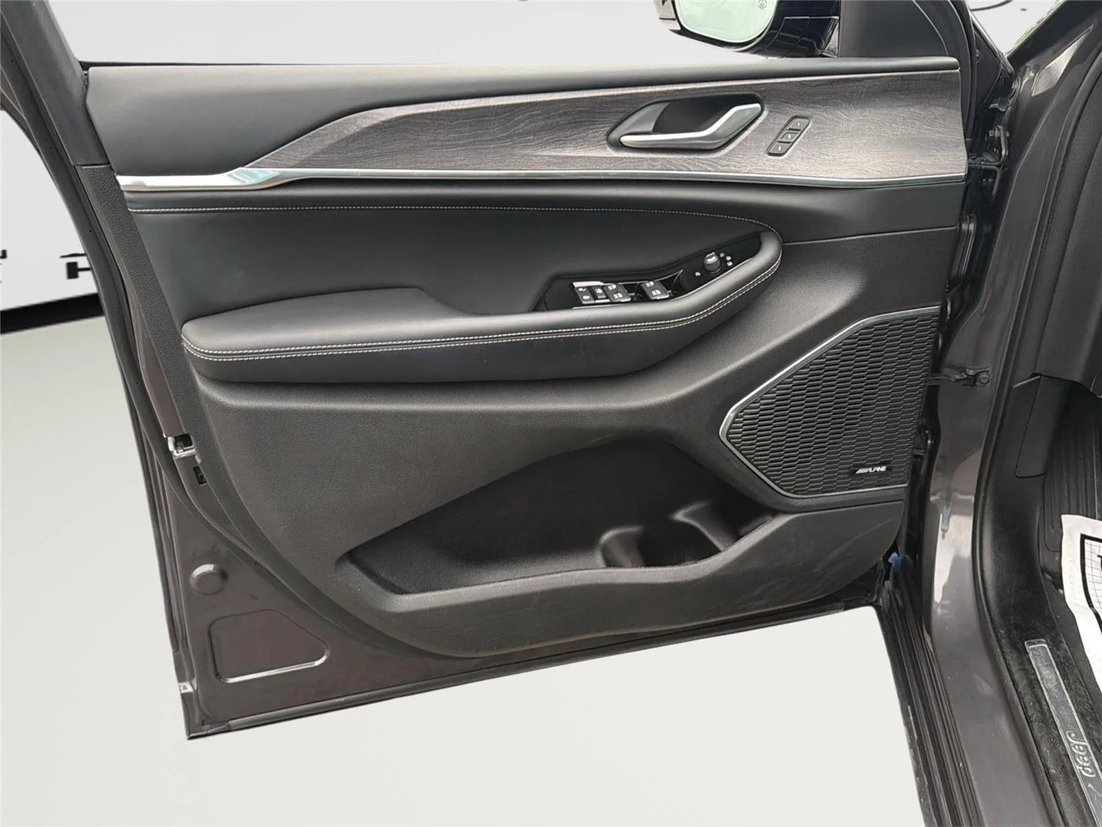 Used 2023 Baltic Gray Metallic Clearcoat Jeep Overland image 9