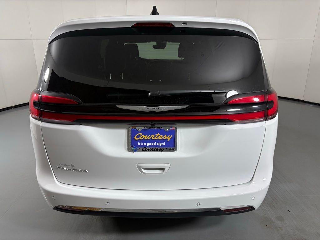 New 2026 Bright White Clear-Coat Exterior Paint Chrysler Select image 7