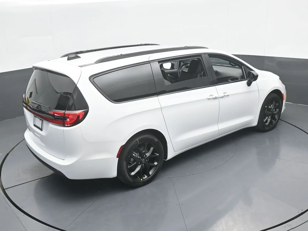 New 2026 Bright White Clear-Coat Exterior Paint Chrysler Select image 50