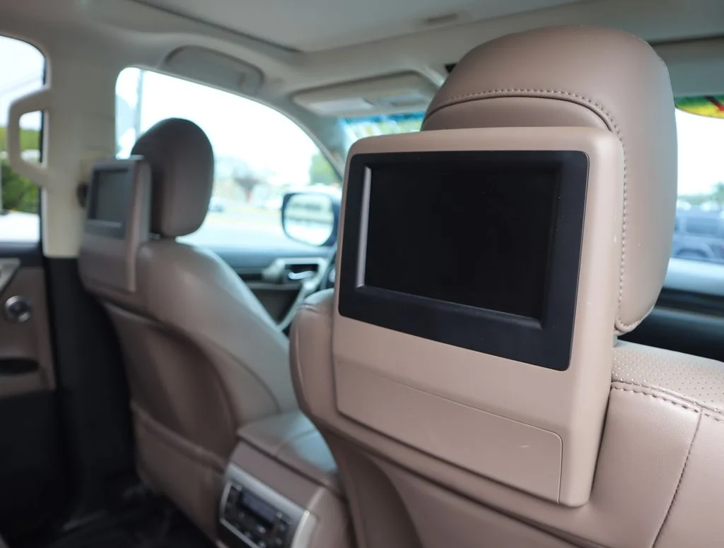 Used 2021  Lexus 460 Luxury image 30