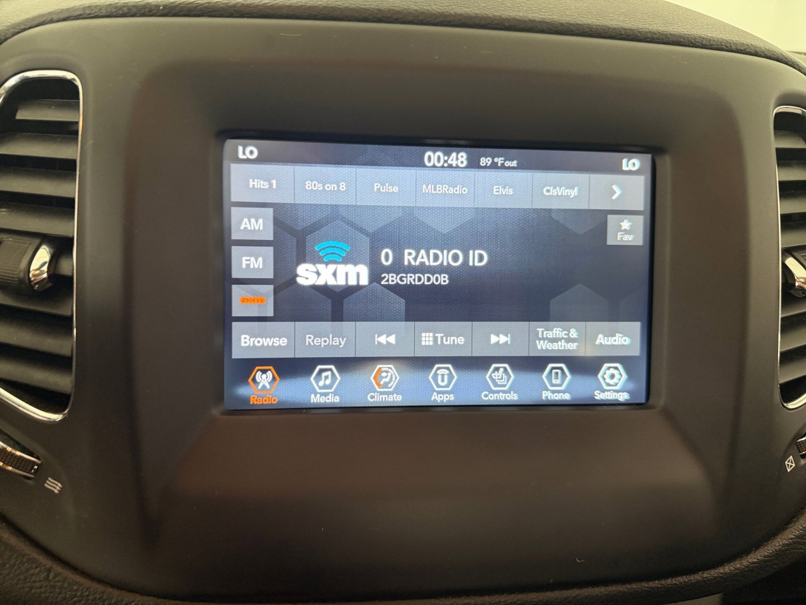 Used 2019 Diamond Black Crystal Pearlcoat Jeep Latitude image 19