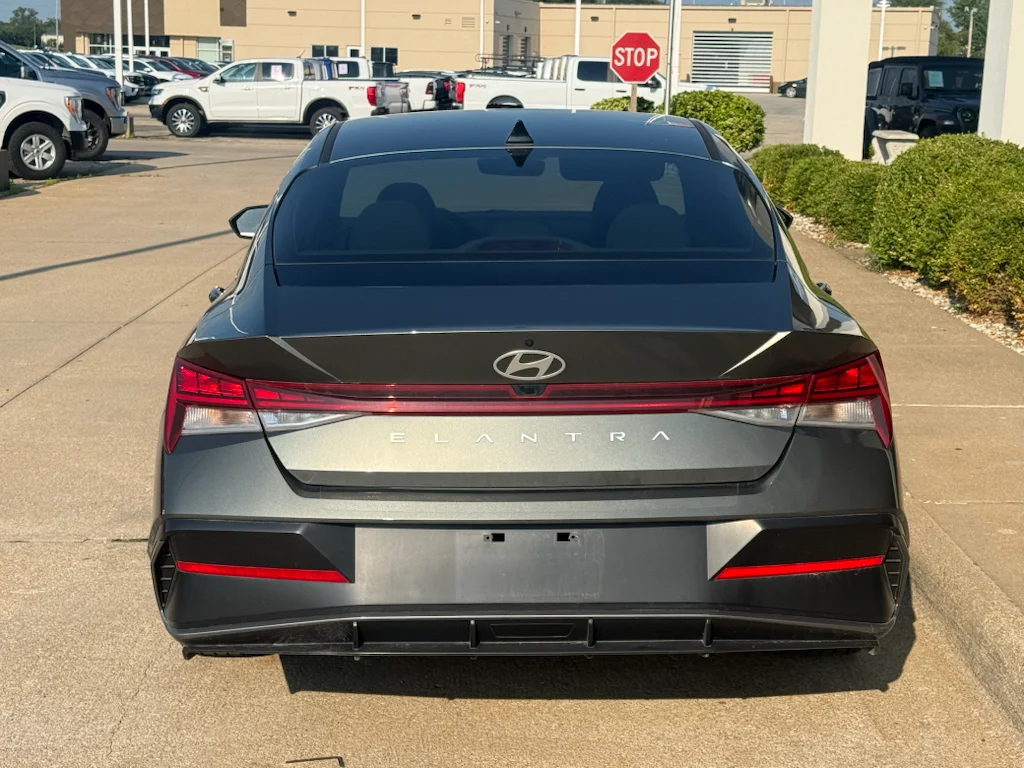 Used 2025 Amazon Gray Hyundai SEL Convenience image 7