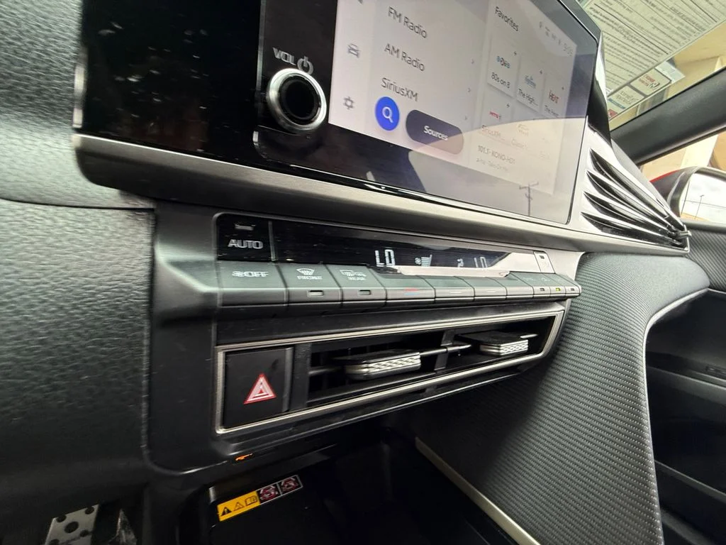 2025 Toyota Camry SE - Photo 23