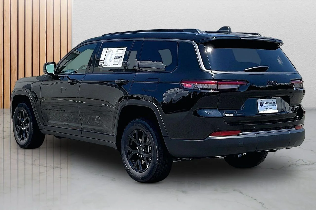 New 2026 Diamond Black Crystal Pearl-Coat Exterior Paint Jeep Altitude image 7