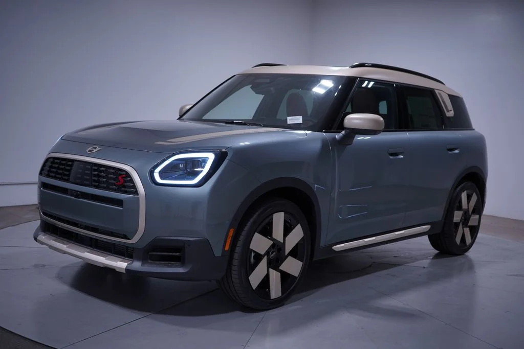 New 2027 Green Metallic MINI Iconic image 1