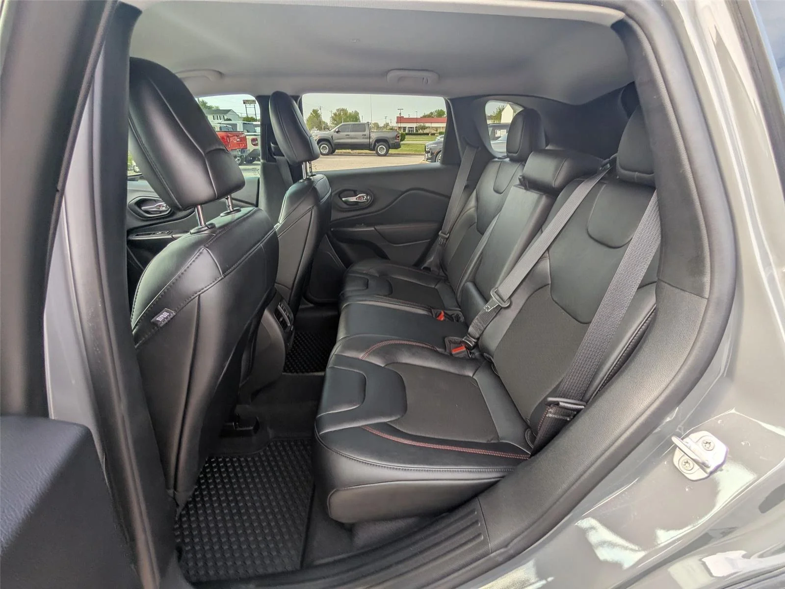 Used 2022 GRAY Jeep Trailhawk image 24