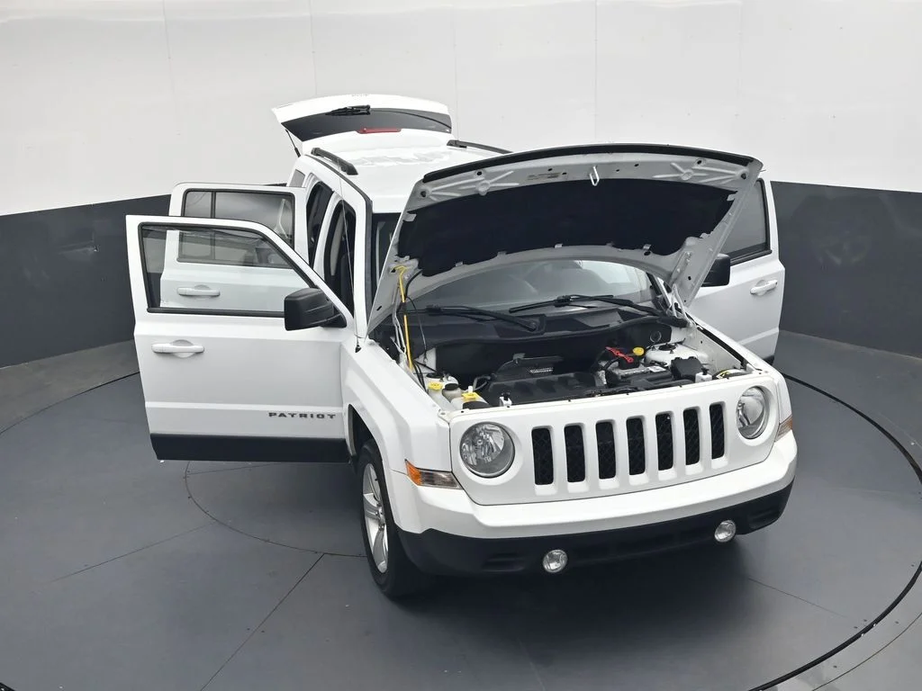 Used 2015 Bright White Clearcoat Jeep Latitude image 40