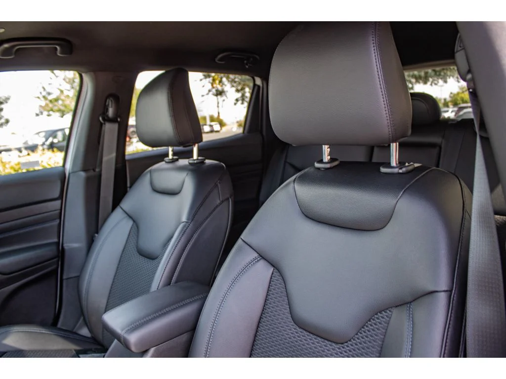 New 2026 Bright White Clearcoat Jeep Latitude image 30