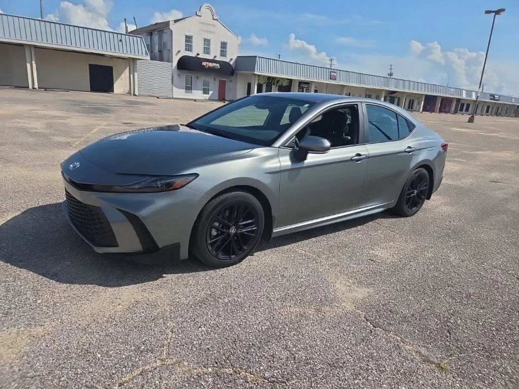 Used 2025  Toyota SE image 4