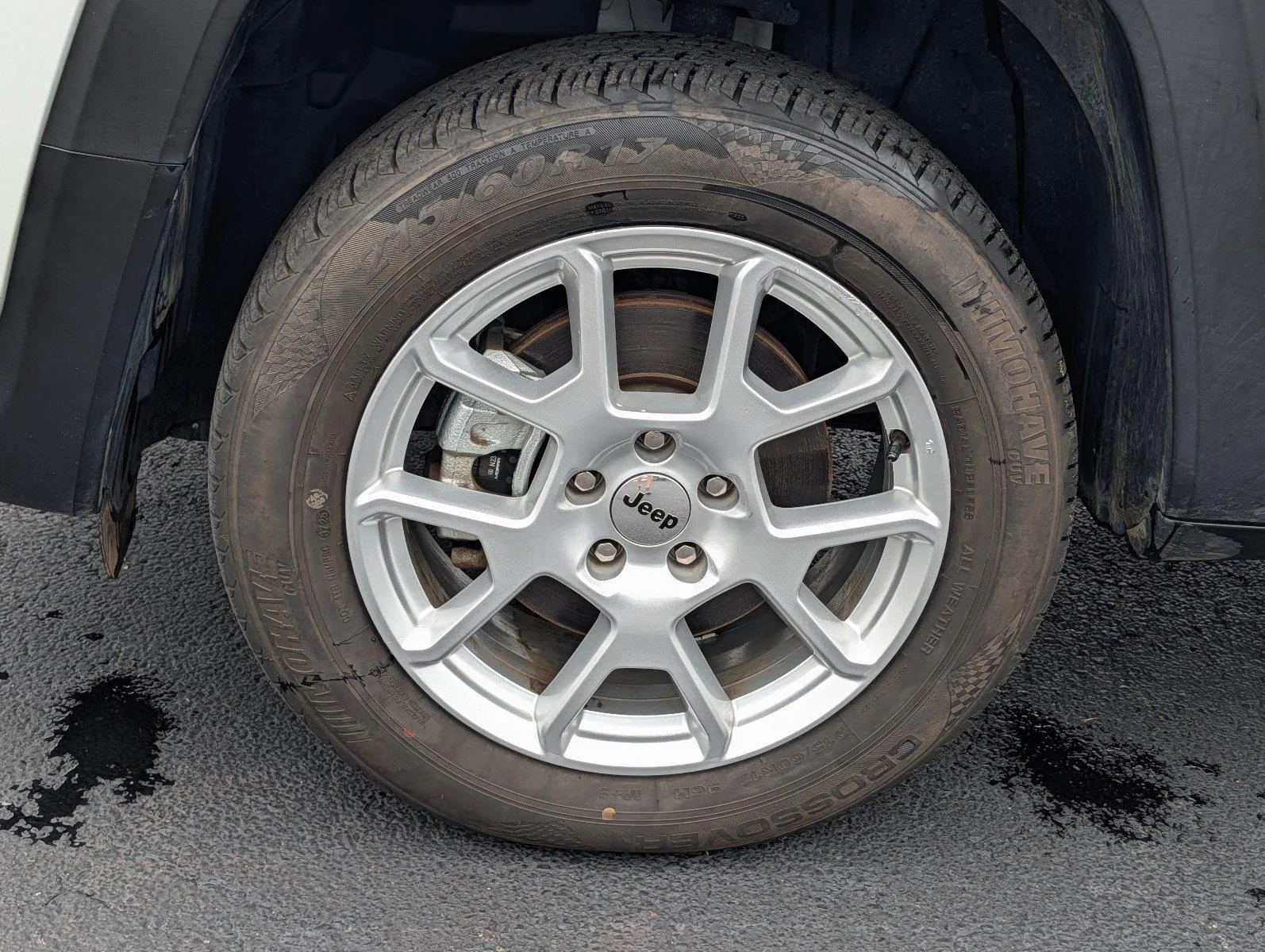 Used 2023 Alpine White Clearcoat Jeep Latitude image 9
