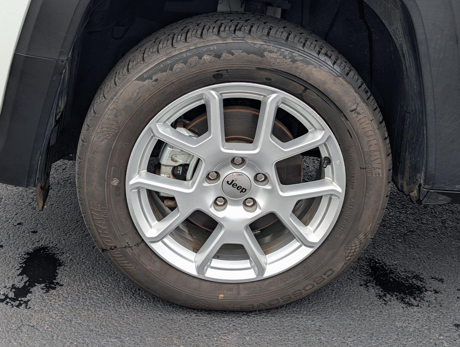 Used 2023 Alpine White Clearcoat Jeep Latitude image 9