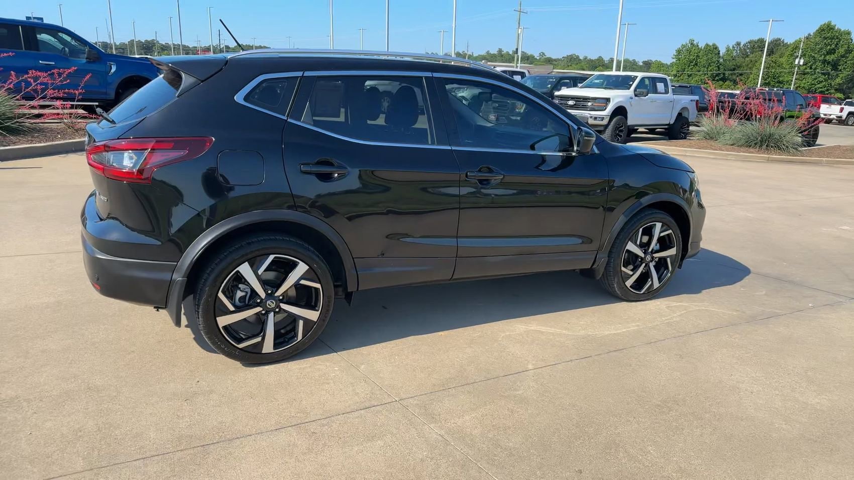 Used 2022 Magnetic Black Pearl Nissan SL image 9