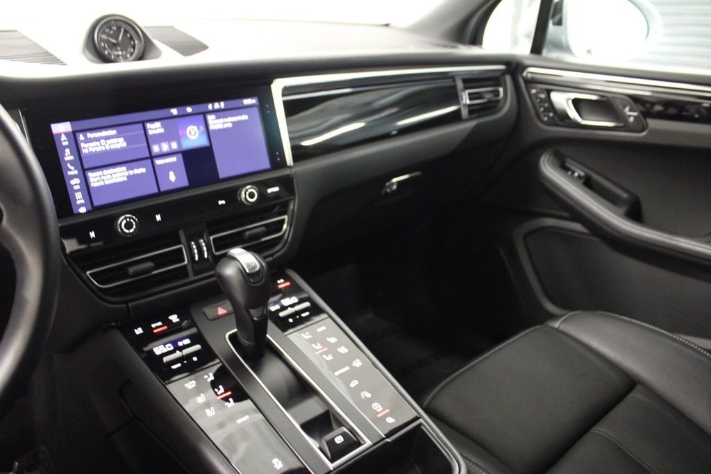 Used 2025  Porsche  image 27